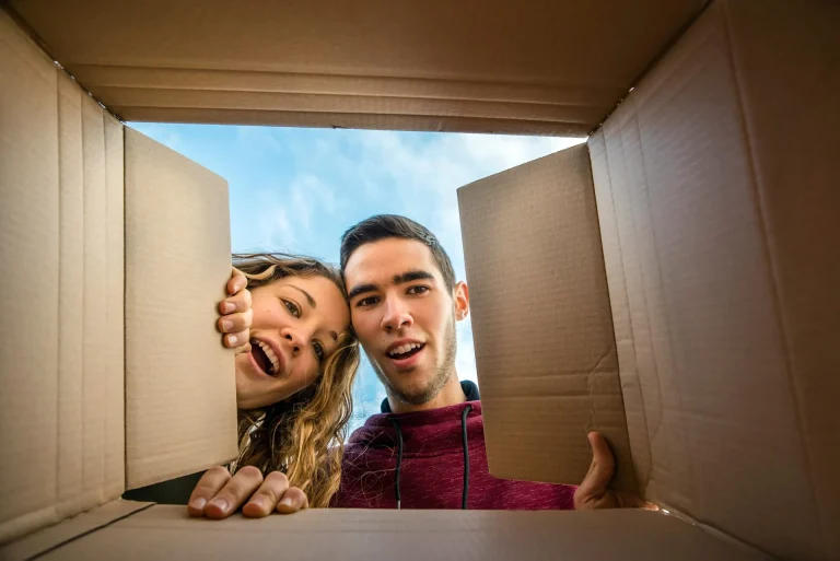 Couple heureux préparant son projet avec Starteo Courtage – assurance emprunteur à Toulouse