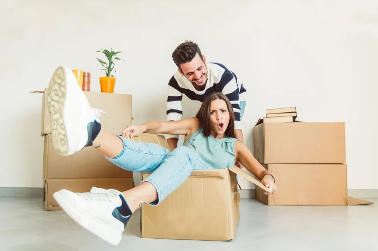 Couple emménageant dans leur nouvelle maison grâce à un prêt immobilier Starteo Courtage à Toulouse